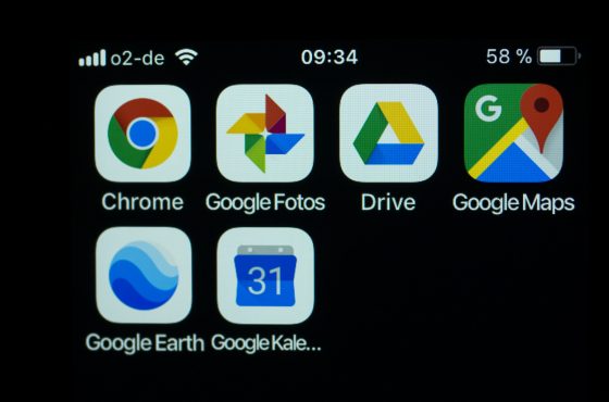 Apps on a phone: Google Chrome, GoogleFotos, Googel Drive, Google Maps, Google Earth, and Google Calendar.