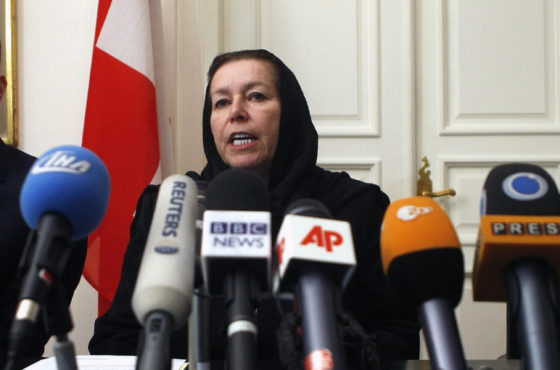 US Christine Levinson (C), the wife of ex-FBI agent Robert Levinson, her son Daniel (L) and her sister Susan (R) hold a press conference at the Swiss embassy in Tehran