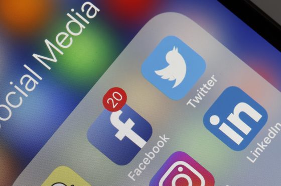 A phone show app icons for Snapchat, Facebook, Twitter, Messenger, Instagram, and LinkedIn.