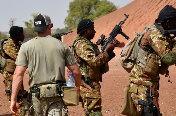 A US army instructor walks next to Malian soldiers on April 12, 2018 during an anti-terrorism exercise at the Kamboinse