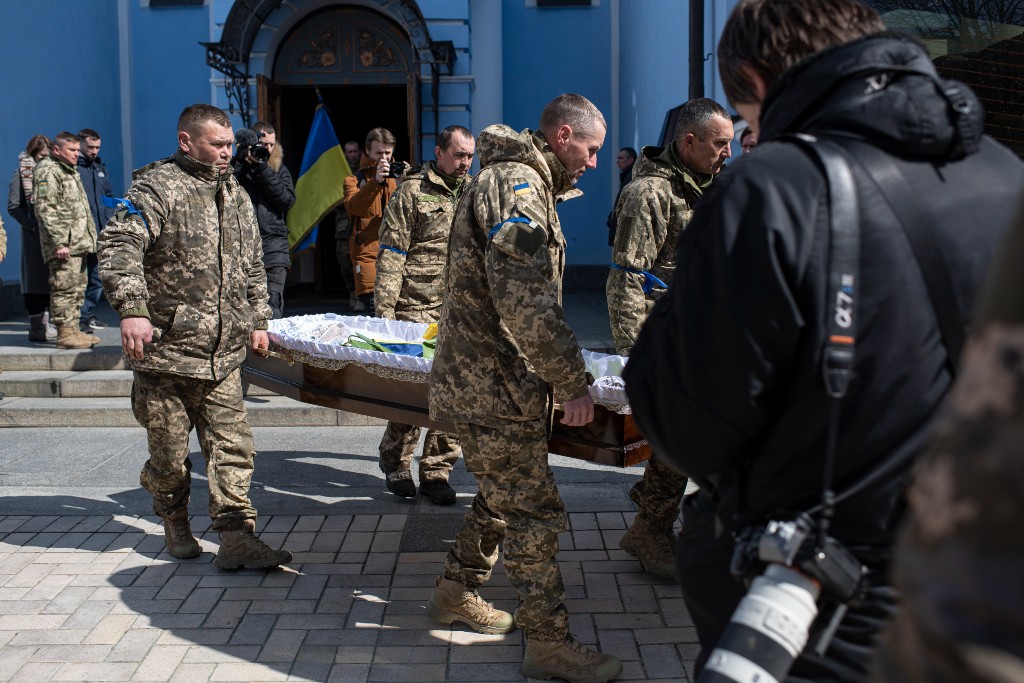 Українські журналісти перемагають в інформаційній війні Росії проти України, але потребують допомоги