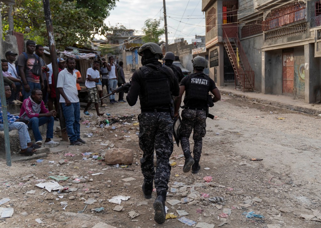 Haiti-Police-armed-gangs-small.jpg