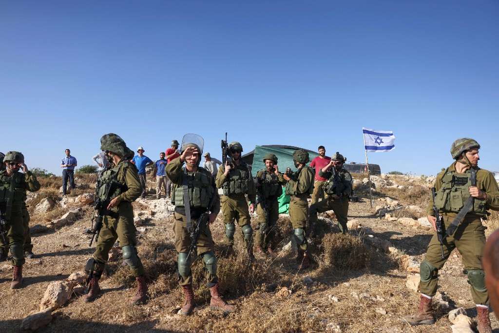Israeli-soldiers-and-settlers-small.jpg