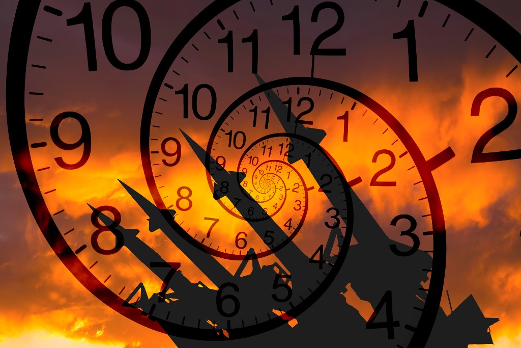 Nuclear missiles Doomsday Clock small